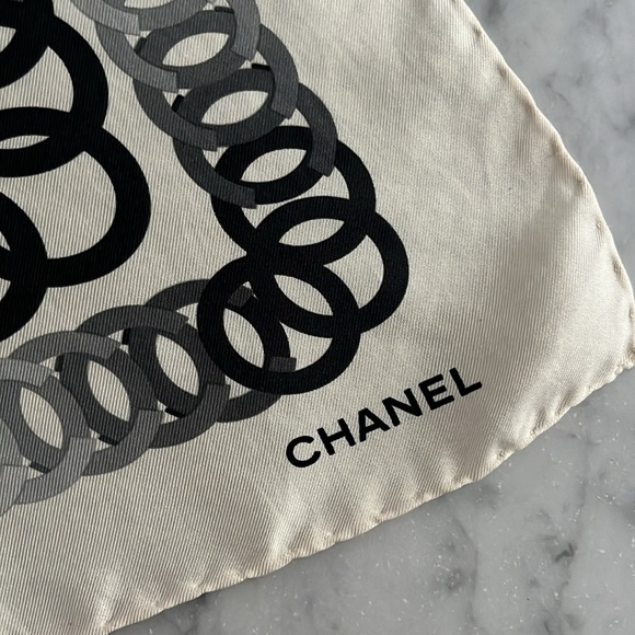 CHANEL Silk Monochrome Logo CC Chain Print Scarf - Picture 4 of 9